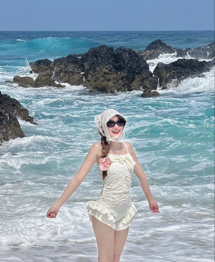 Phối đồ đi biển cho nữ - Jumpsuit hoặc playsuit