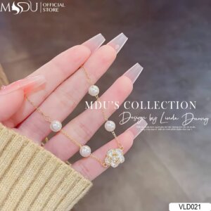 VLD021 – Lắc Tay Ngọc Trai Viền Hoa Dành Cho Nàng Dịu Dàng Và Tinh Tế