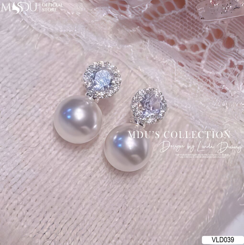 VLD039 – Hoa Tai Ngọc Trai Viền Đá Thanh Nhã & Đầy Nữ Tính