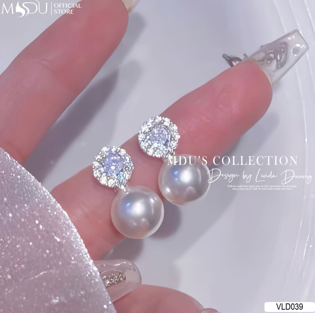 VLD039 – Hoa Tai Ngọc Trai Viền Đá Thanh Nhã & Đầy Nữ Tính