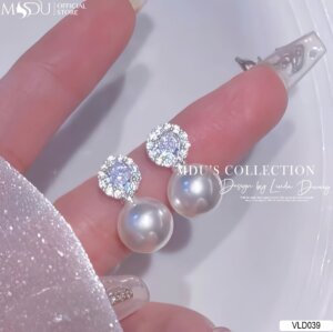 VLD039 – Hoa Tai Ngọc Trai Viền Đá Thanh Nhã & Đầy Nữ Tính