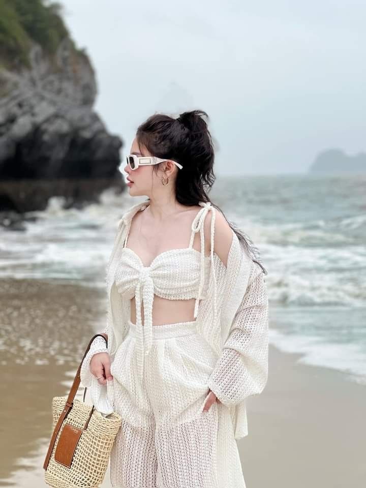 Những Set Đồ Trắng Đi Biển Sốt Nhất 2025 -