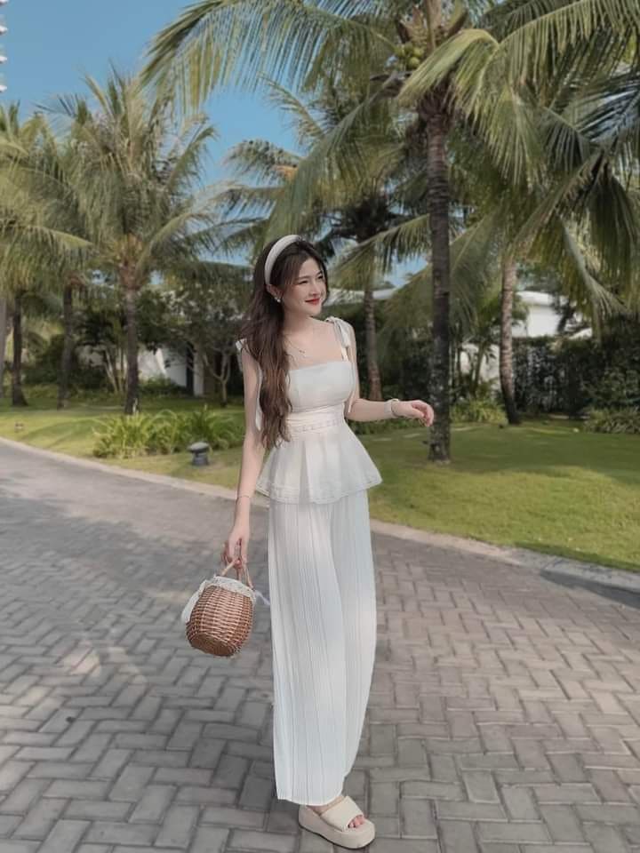 Những Set Đồ Trắng Đi Biển Sốt Nhất 2025 -