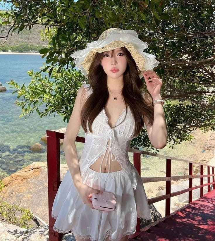 Phối Phụ Kiện Để Tỏa Sáng Với Set Đồ Trắng