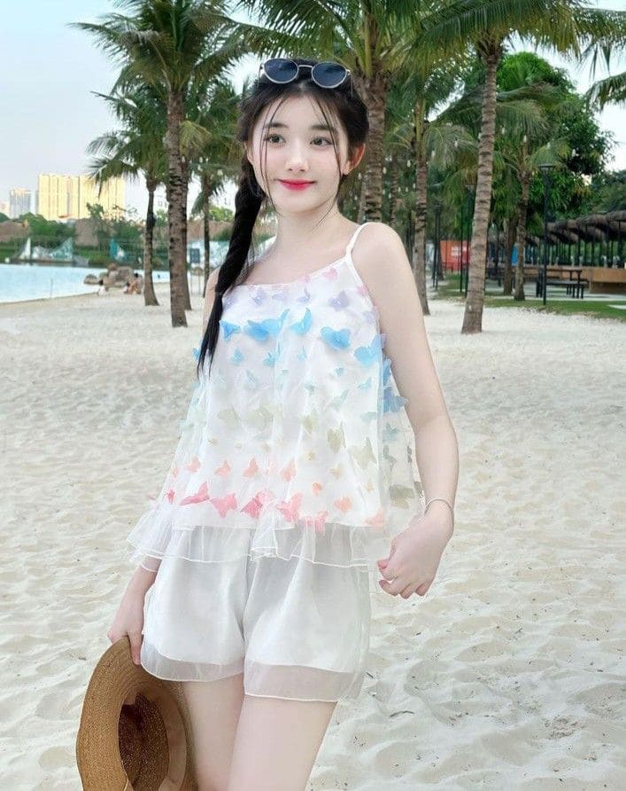 Bí Kíp Nổi Bật Với Set Đồ Trắng Đi Biển