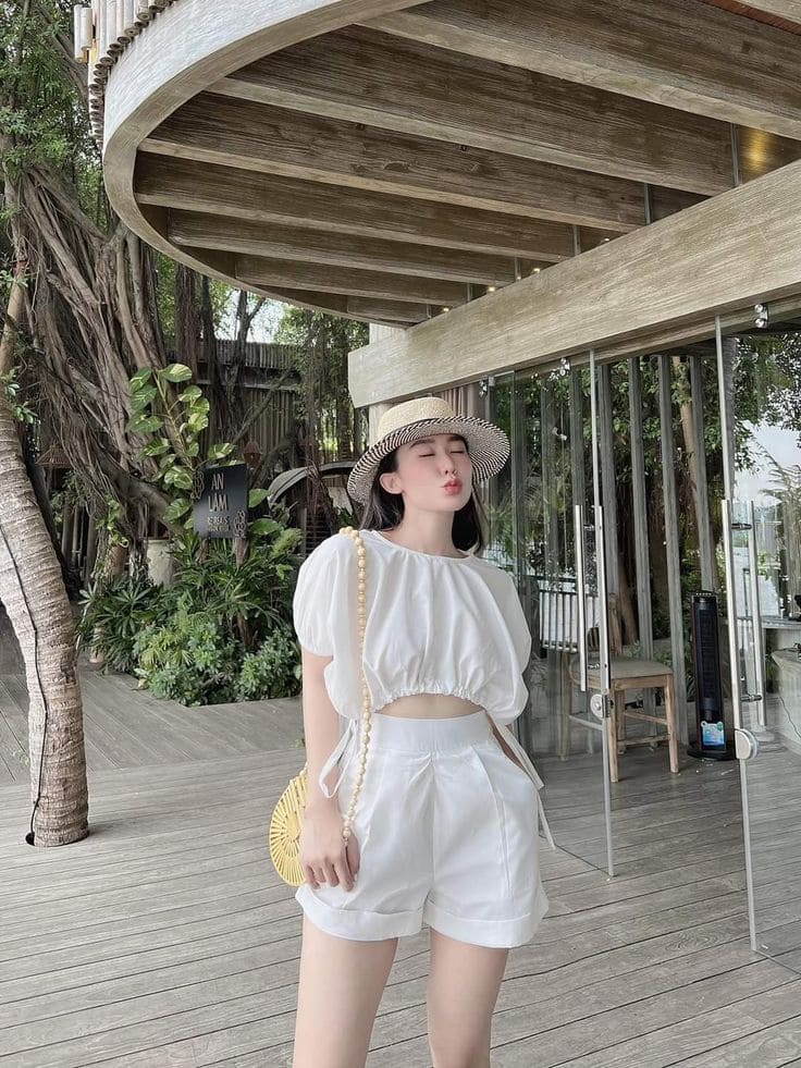 Những Set Đồ Trắng Đi Biển Sốt Nhất 2025 -