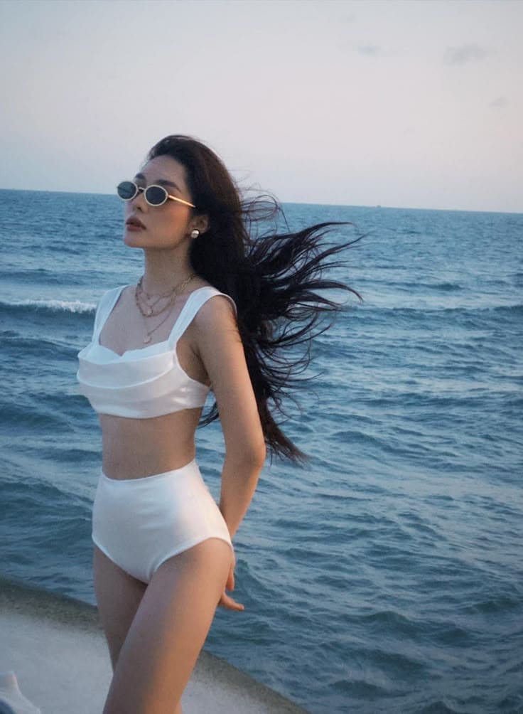 Những Set Đồ Trắng Đi Biển Sốt Nhất 2025 -