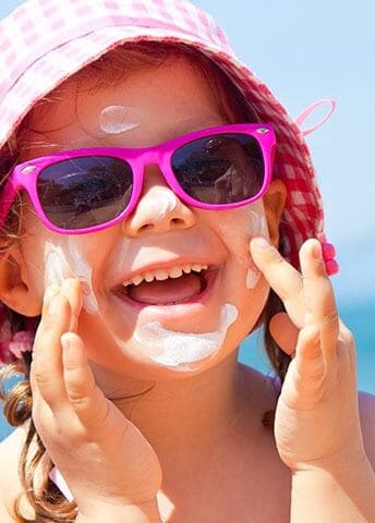 Lưu ý khi chuẩn bị thời trang đi biển cho bé