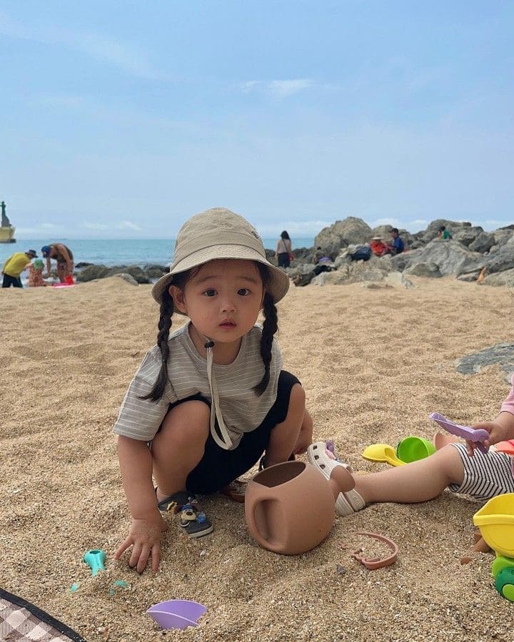 Lưu ý khi chuẩn bị thời trang đi biển cho bé