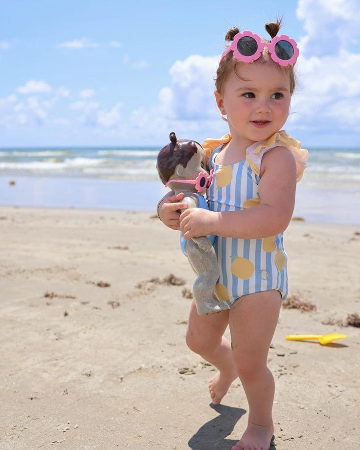 Tại sao thời trang đi biển cho bé quan trọng