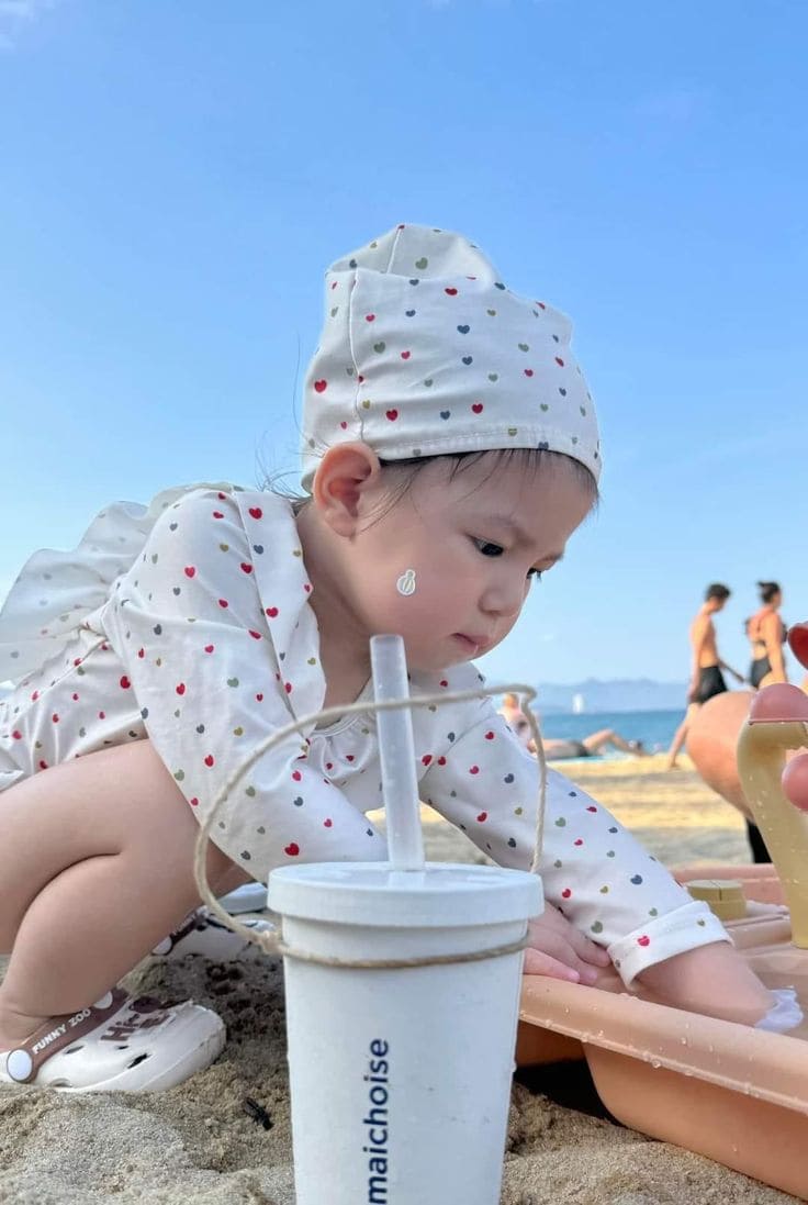 Các loại trang phục đi biển cho bé không thể thiếu - Đồ bơi 