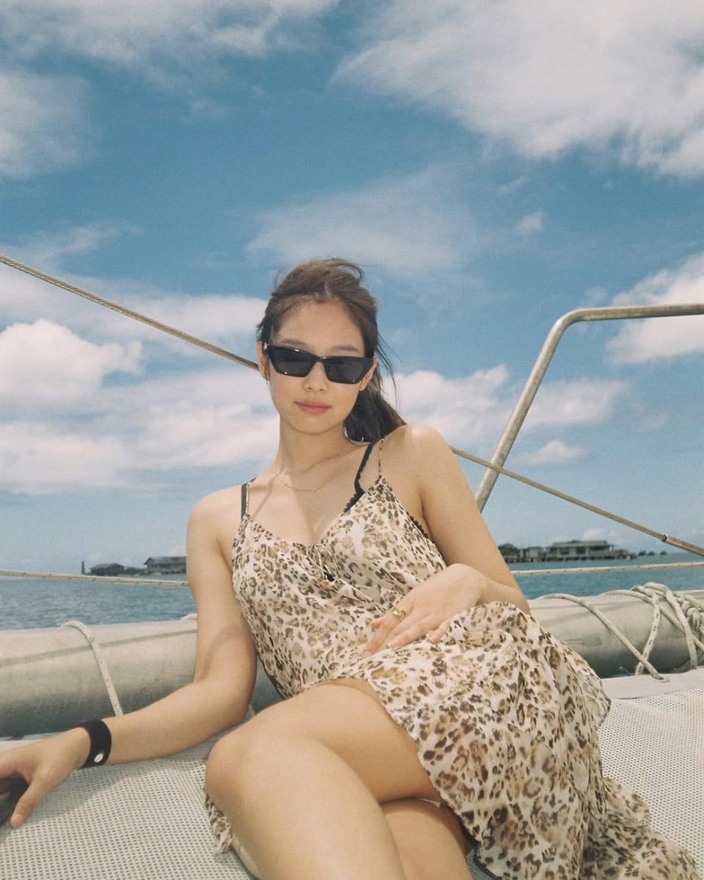 Vì Sao Thời Trang Đi Biển Của Sao Hàn Lại Được Yêu Thích?