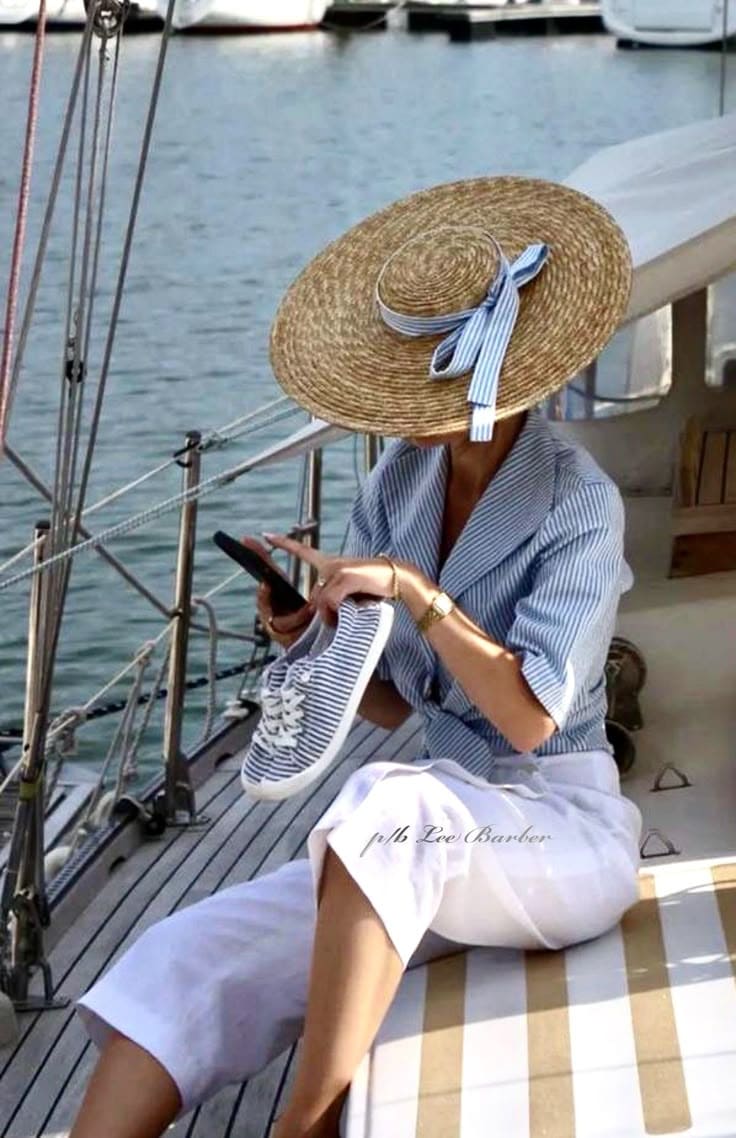 Xu Hướng Thời Trang Đi Biển Của Sao Hàn 2024-2025