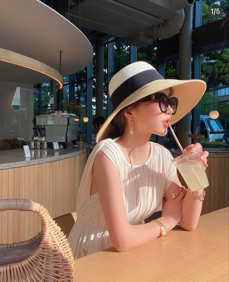 Xu Hướng Thời Trang Đi Biển Của Sao Hàn 2024-2025