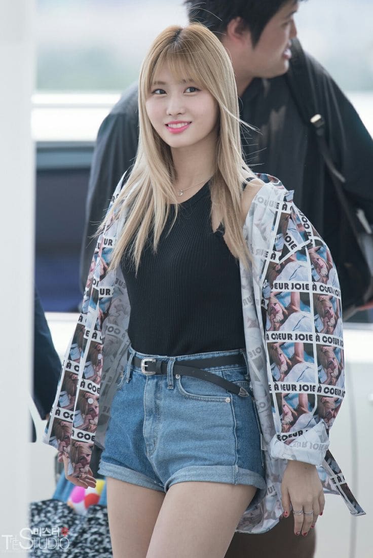 Các Outfit Trong Thời Trang Đi Biển Của Sao Hàn - Áo Thun Và Quần Short