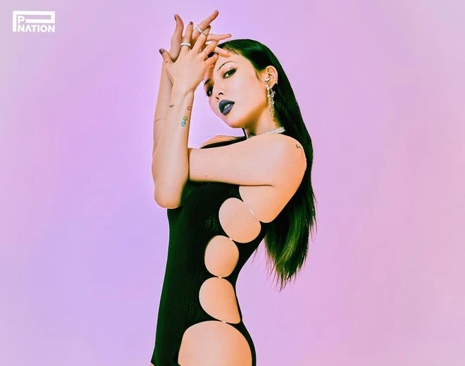 Các Outfit Trong Thời Trang Đi Biển Của Sao Hàn - Váy Cut-Out