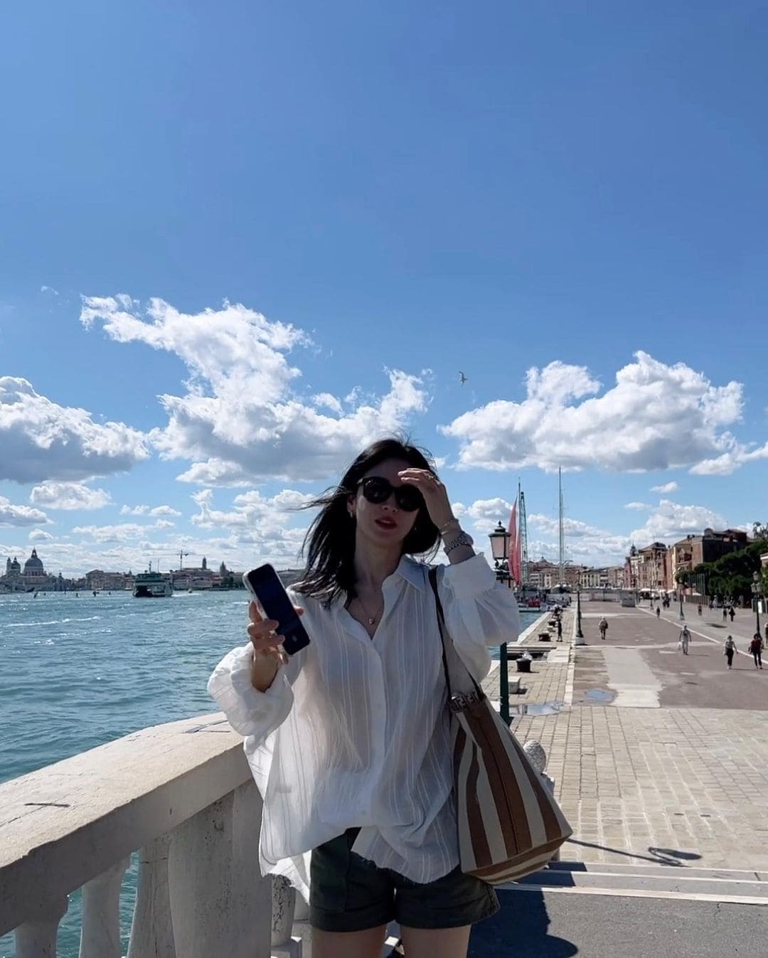 Các Outfit Trong Thời Trang Đi Biển Của Sao Hàn - Áo Sơ Mi Màu Sắc