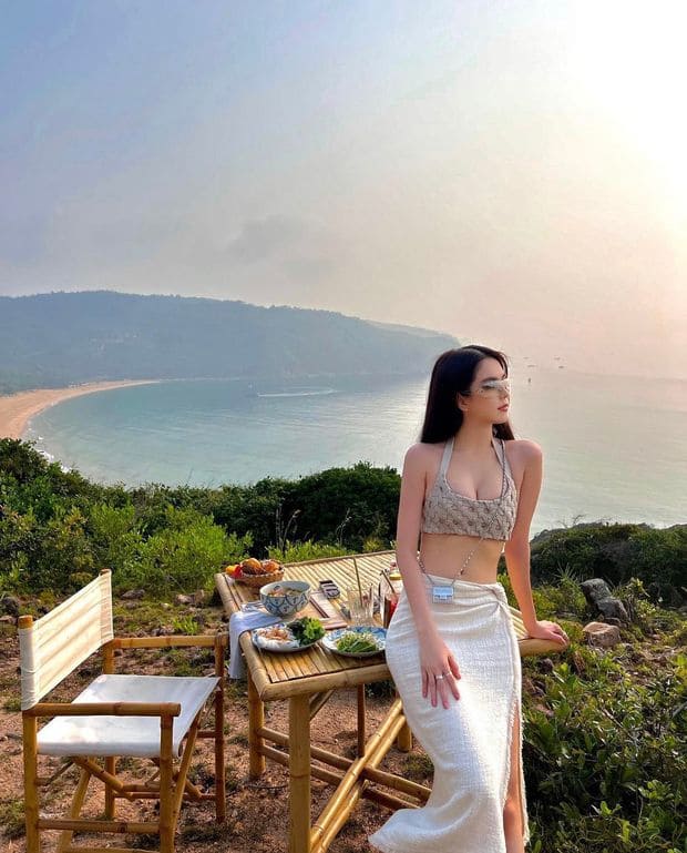 Khám Phá Phong Cách Thời Trang Đi Biển Của Sao Việt 2025
