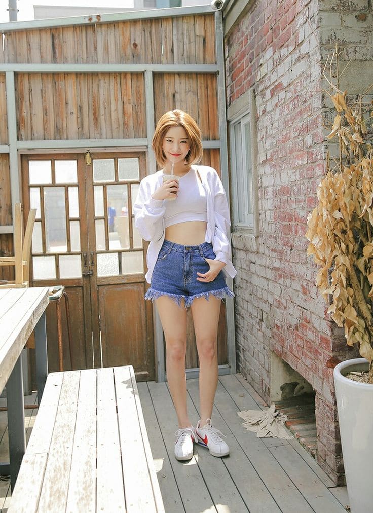 Gợi Ý Trang Phục Thời Trang Đi Biển Phú Quốc - Áo Croptop Và Quần Short