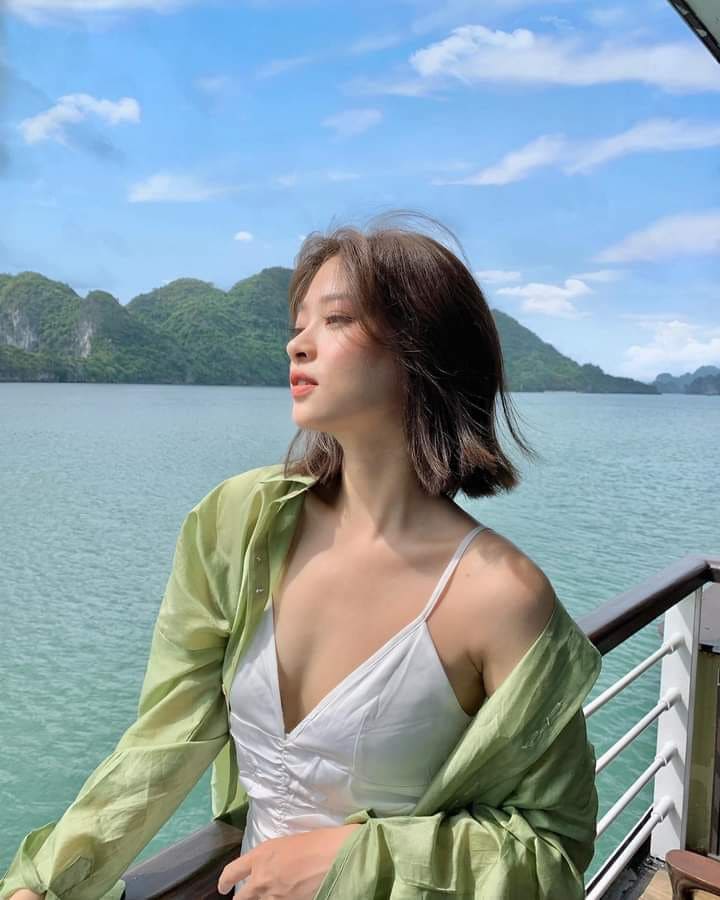 6+ Kiểu Tóc Ngắn Đi Biển Đẹp Lung Linh - Tóc Ngắn Thả Tự Nhiên Kết Hợp Phụ Kiện