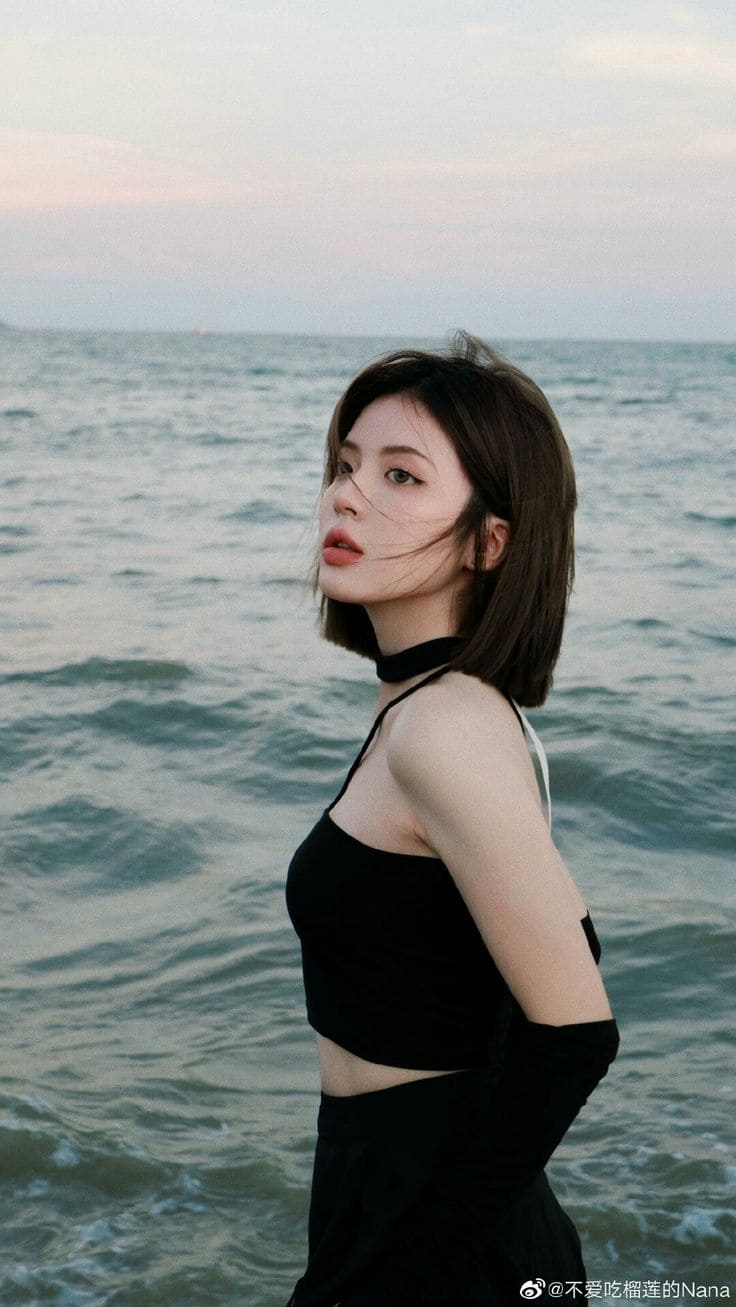 6+ Kiểu Tóc Ngắn Đi Biển Đẹp Lung Linh - Tóc Ngắn Thả Tự Nhiên Kết Hợp Phụ Kiện