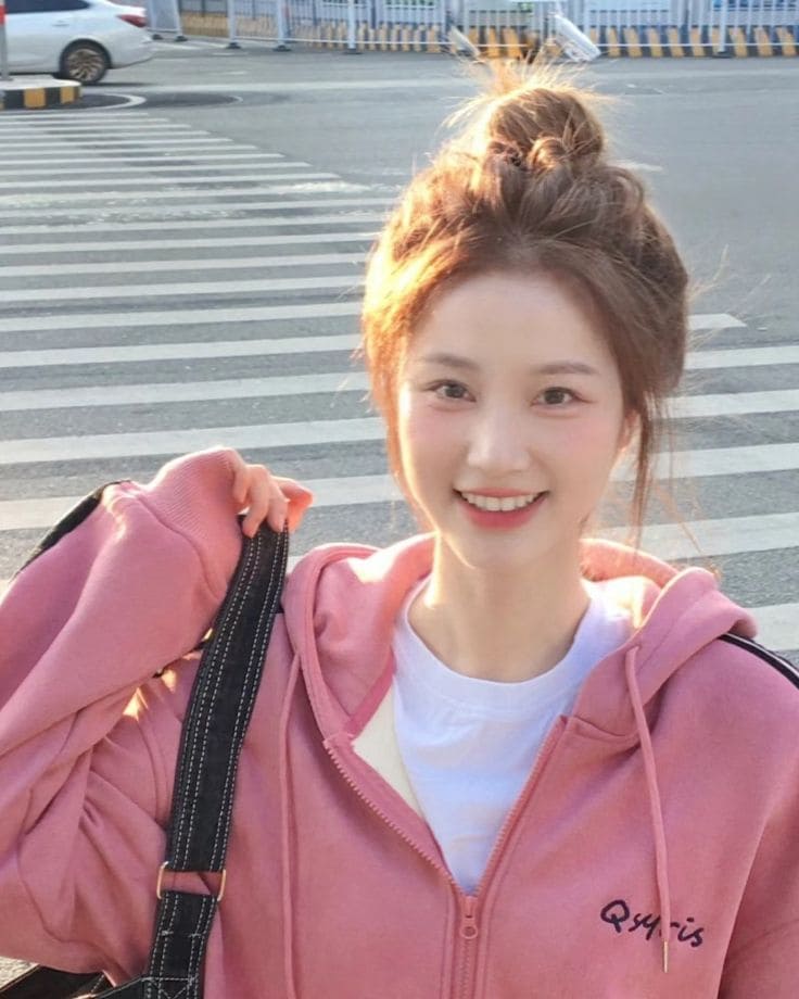 6+ Kiểu Tóc Ngắn Đi Biển Đẹp Lung Linh - Tóc Ngắn Búi Nửa Đầu