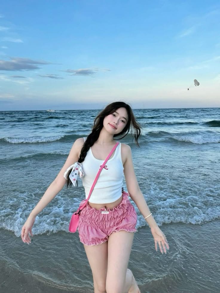 Các kiểu trang phục đi biển cho người lùn đáng thử - Áo croptop và quần short hoặc chân váy Tôn vòng eo