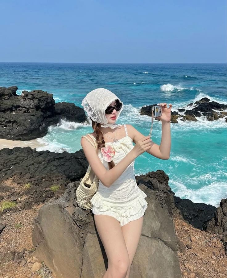 Các kiểu trang phục đi biển cho người lùn đáng thử - Áo croptop và quần short hoặc chân váy Tôn vòng eo