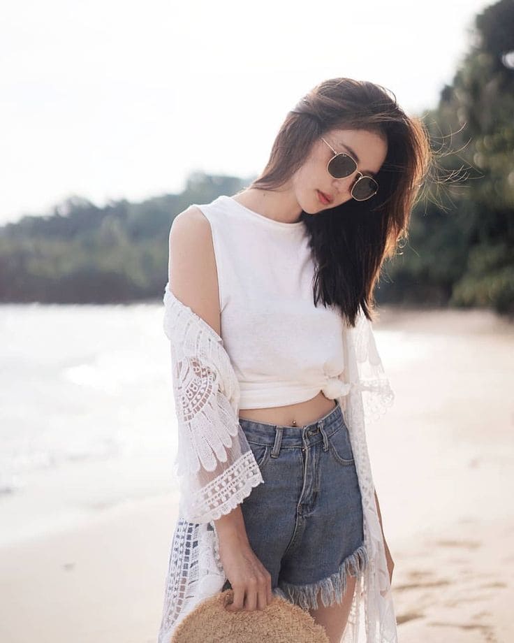 Các loại trang phục đi biển ảo không thể bỏ qua - Croptop và quần short