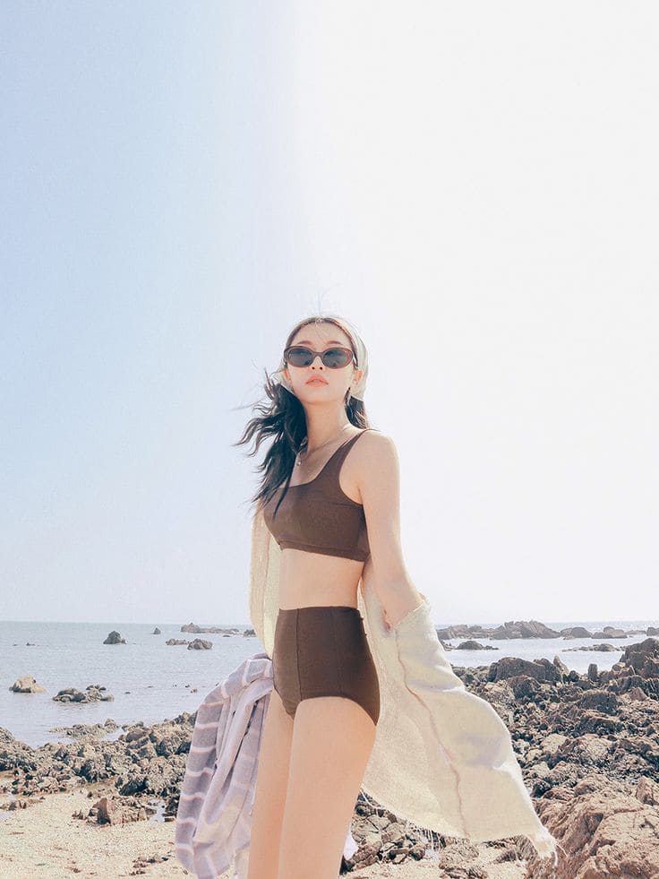 Các loại trang phục đi biển ảo không thể bỏ qua - Áo sơ mi oversize và bikini