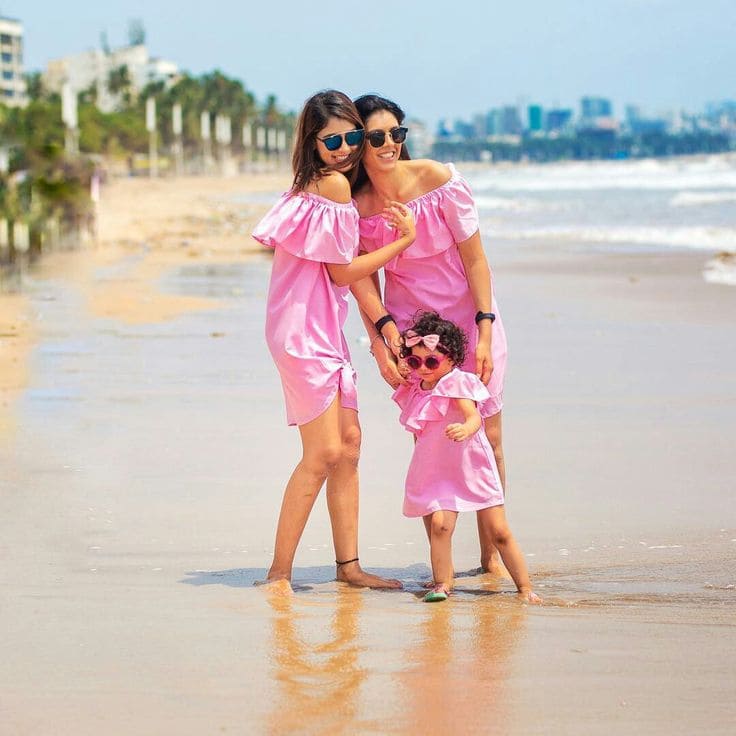 Tỏa Sáng Với Váy Đôi Đi Biển Cho Mẹ Và Bé Trong Mọi Bức Ảnh