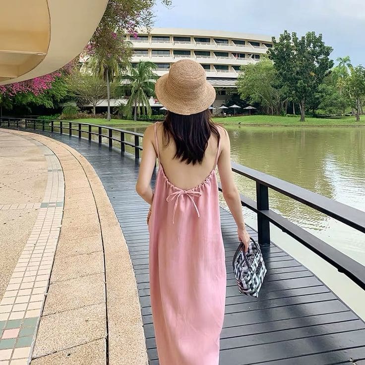 Các Kiểu Váy Đi Biển Phù Hợp Cho Người Thấp - Váy Hở Lưng Điểm Nhấn Quyến Rũ