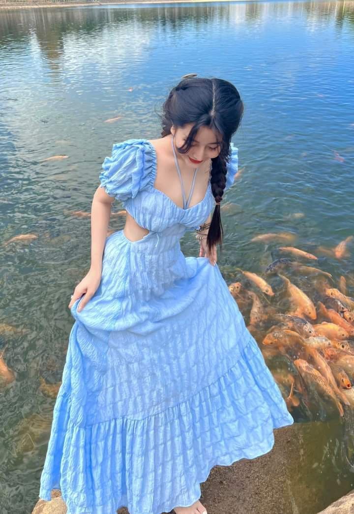 Kiểu Dáng Váy Đi Biển Hoàn Hảo Cho Người Vai To