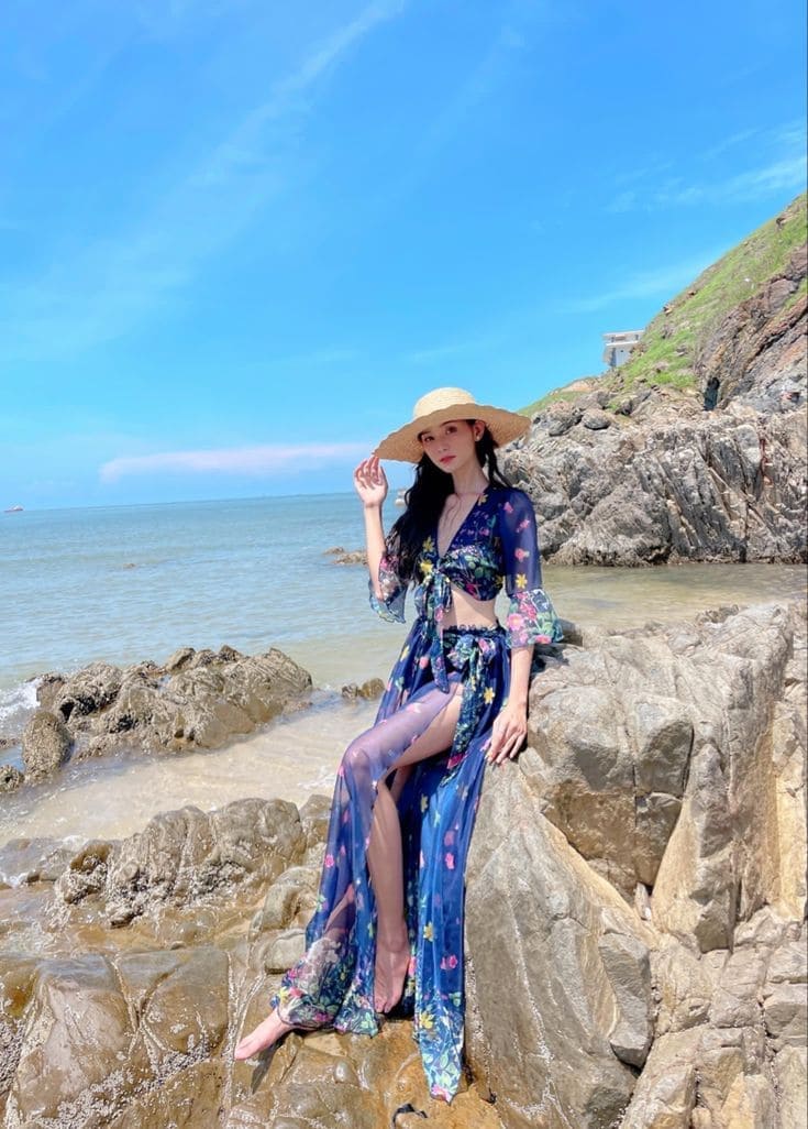 Kiểu Dáng Váy Đi Biển Hoàn Hảo Cho Người Vai To - Váy Cổ V Hoặc Cổ Tim