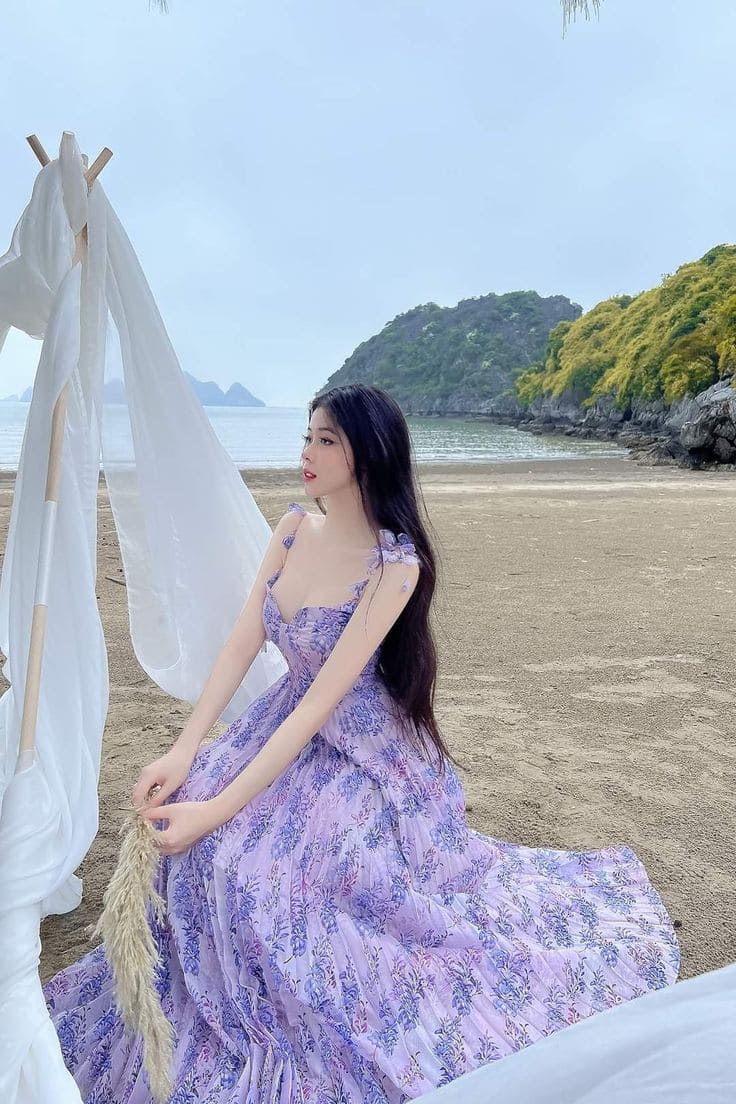 Vì Sao Váy Đi Biển Màu Tím Lại "Đốn Tim" Chị Em?