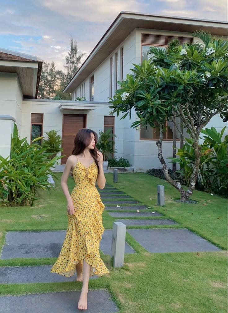 Tại Sao Váy Đi Biển Màu Vàng Lại “Đốn Tim” Tôi?