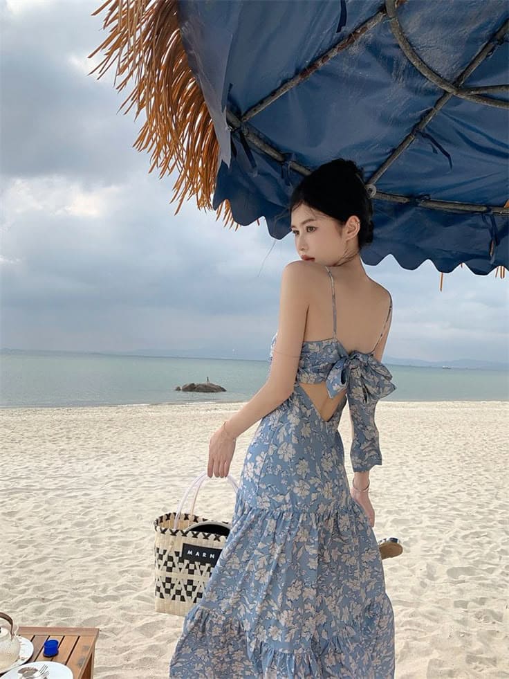 Các kiểu dáng váy đi biển màu xanh hot nhất hiện nay - Váy maxi xanh xẻ lưng