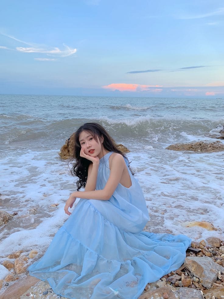 Các kiểu dáng váy đi biển màu xanh hot nhất hiện nay - Váy yếm xanh biển