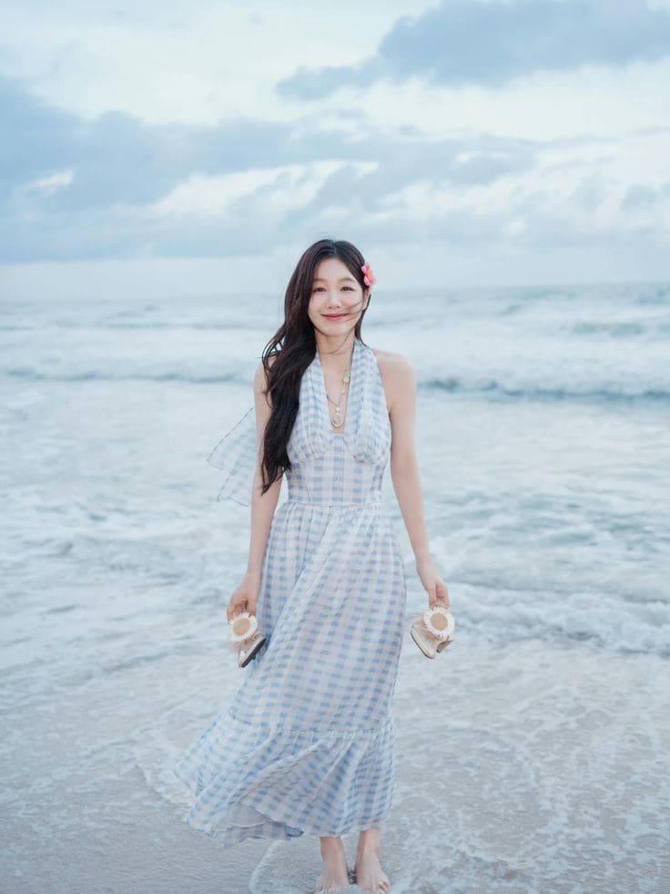 Cách phối đồ với váy đi biển màu xanh để nổi bật