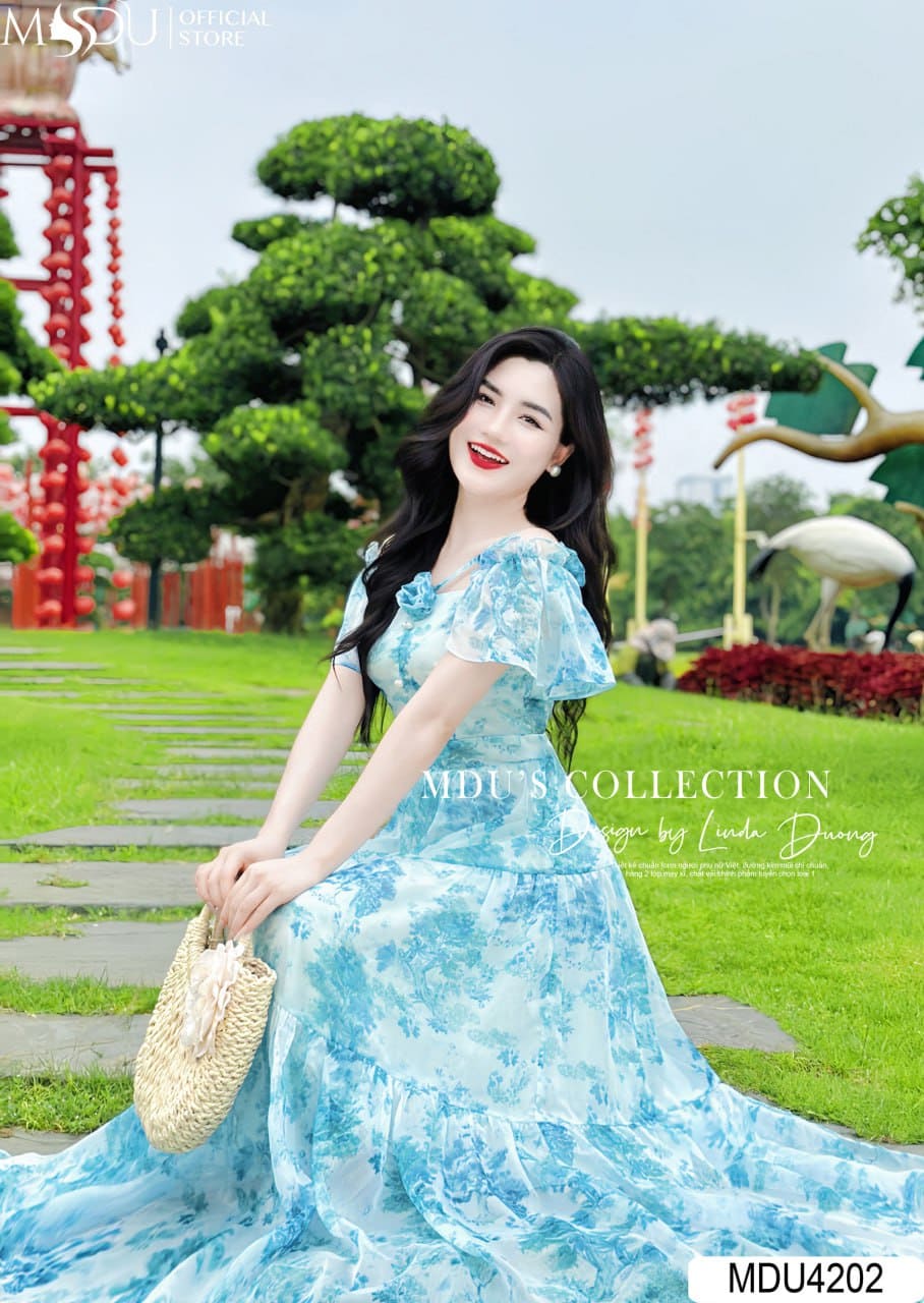 Lý do bạn nên sở hữu ngay một chiếc váy đi biển màu xanh