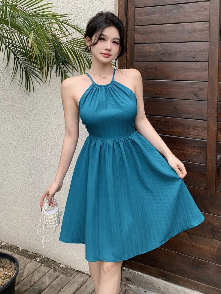 Các kiểu dáng váy đi biển màu xanh hot nhất hiện nay - Váy ngắn xanh biển năng động