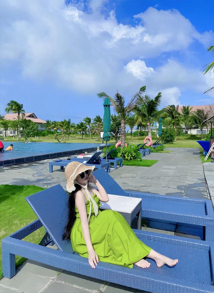 Bí kíp phối đồ với váy đi biển màu xanh bơ