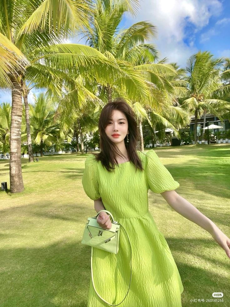 Bí kíp phối đồ với váy đi biển màu xanh bơ