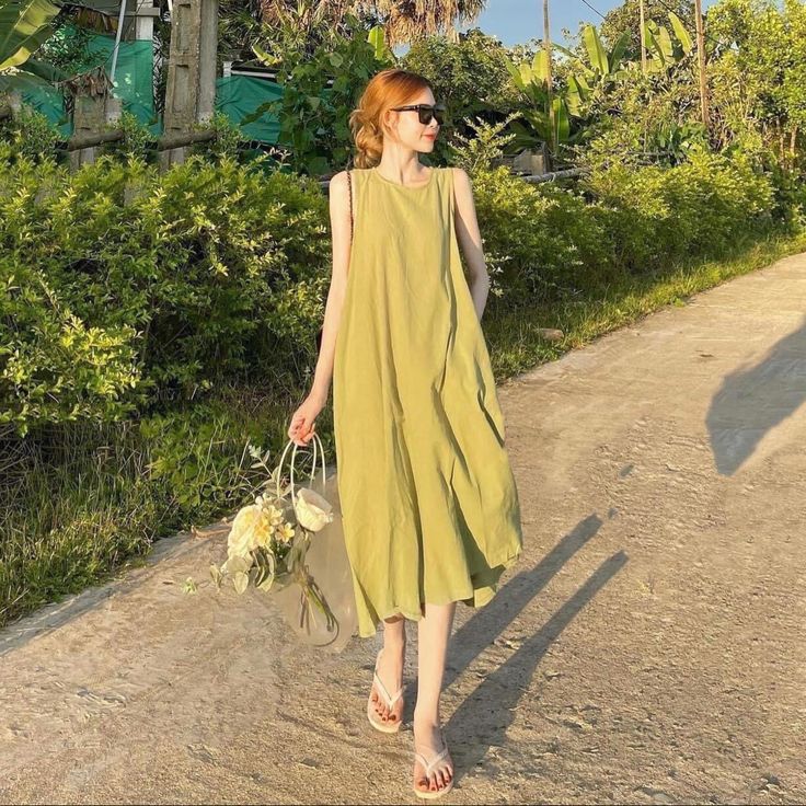 Những lưu ý khi diện váy đi biển màu xanh bơ