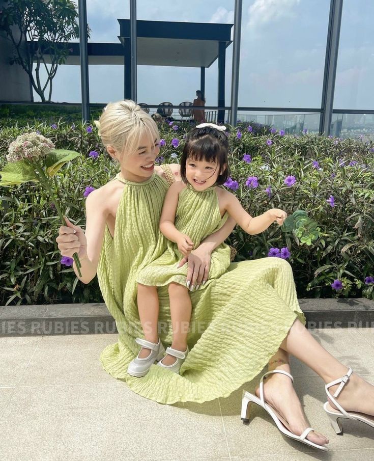 Váy đi biển màu xanh bơ trong các chuyến du lịch của mình