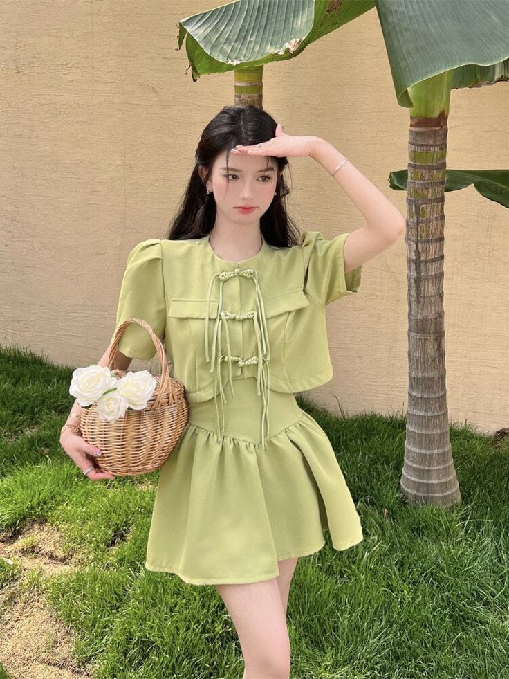 Cách chọn váy đi biển màu xanh bơ phù hợp dáng người