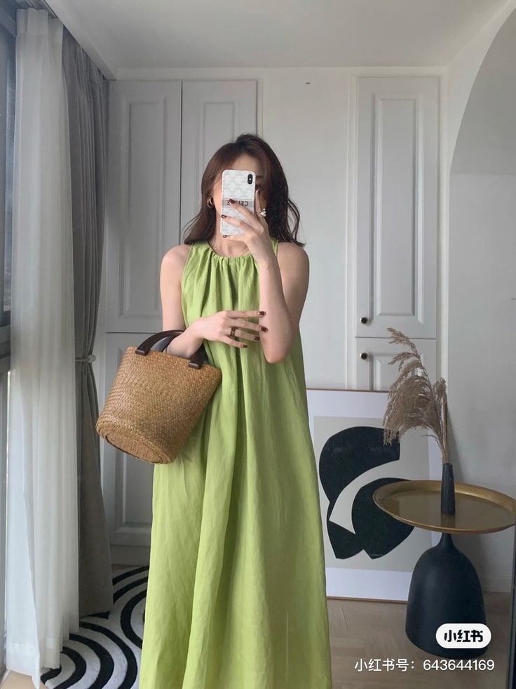 Vì sao váy đi biển màu xanh bơ là lựa chọn không thể bỏ qua