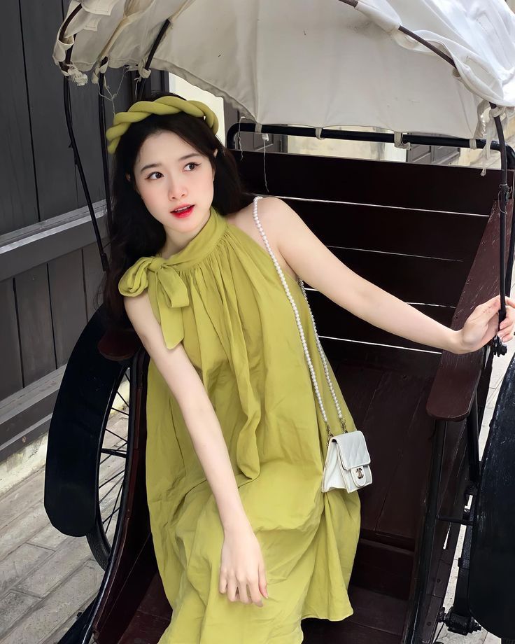 Vì sao váy đi biển màu xanh bơ là lựa chọn không thể bỏ qua