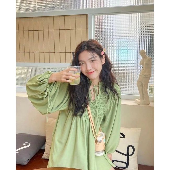 Các kiểu váy đi biển màu xanh bơ hot trend nhất 2025 - 