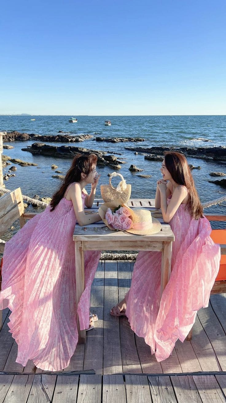 Xu Hướng Váy Đồng Phục Đi Biển 2025